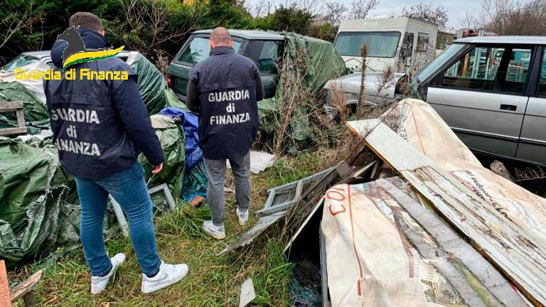 Rimini, 90 veicoli fuori uso e una tonnellata di eternit: sequestrate due discariche abusive piene di rifiuti pericolosi