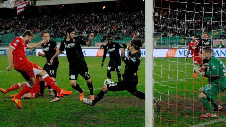 Edgar Çani in azione nel 2014-2015 in B con la maglia del Bari