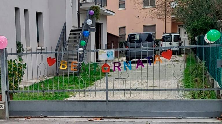 I messaggi di bentornata nella casa della famiglia Gradara, a San Mauro Mare