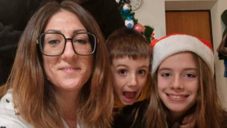 Mamma Virginia, panettiera di 41 anni, con i due figli