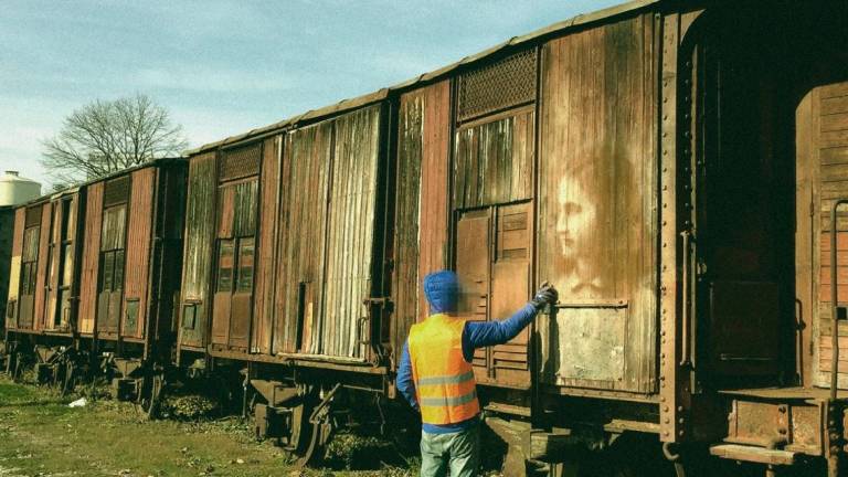 Rimini, una sala del museo dedicata all’artista Eron, un’opera fra Gaza e Anna Frank