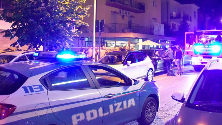 “Vi ammazzo tutti”: si rifiuta di pagare e danneggia il kebab, poi aggredisce i poliziotti a Rimini e viene arrestato