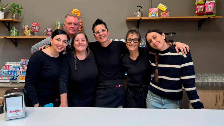 Lo staff della Cooperativa Paolo Babini che gestisce il bar della scuola