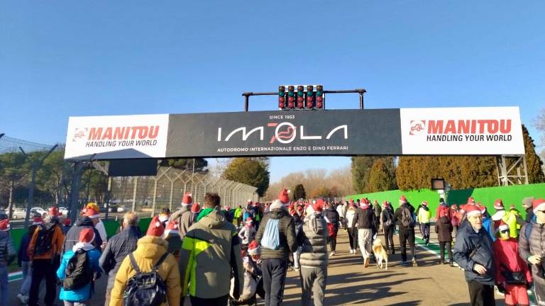 Imola. Oltre 1400 partecipanti alla camminata dei Babbi Natale