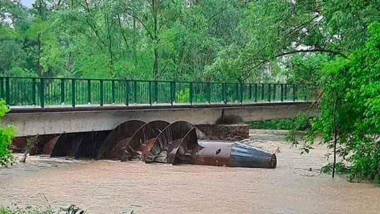 La turbina incastrata sotto il ponte pedonale sul Senio nell’alluvione del 16 maggio 2023