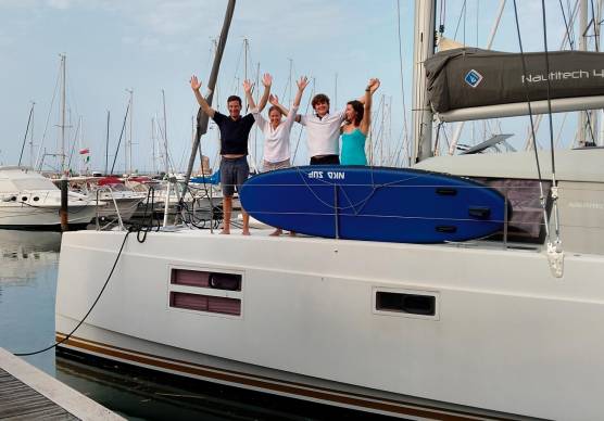 La famiglia Brandt-Kjelsen sul catamarano ormeggiato al Marina di Rimini prima della partenza