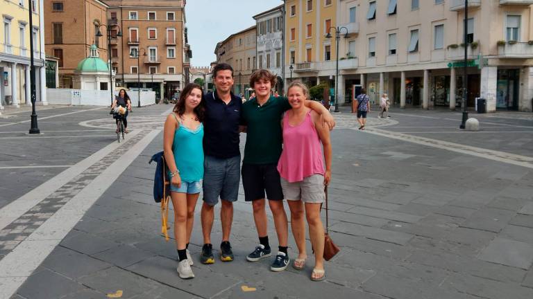 La famiglia Brandt-Kjelsen in un giro turistico nel centro storico di Rimini