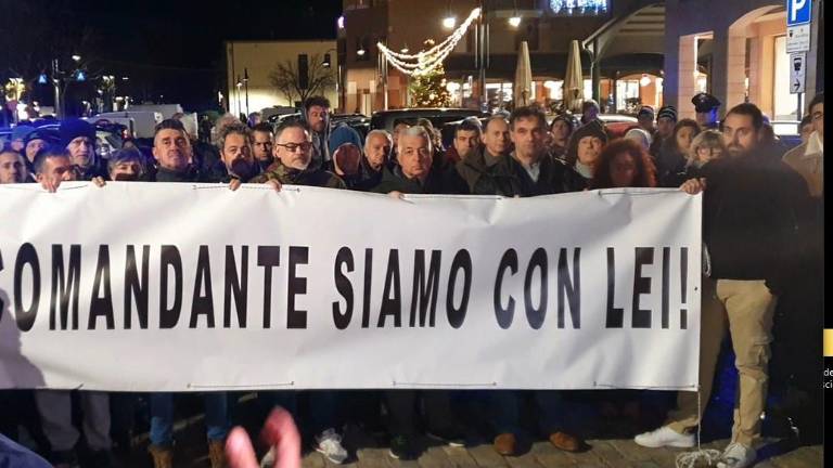 Coltellate e morte a Villa Verucchio, raccolta fondi e striscione a sostegno del carabiniere IL VIDEO