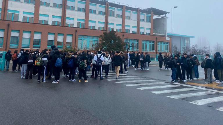 Rimini, “basta puzza di fogna”. Studenti in sciopero all’istituto Einaudi Molari di Viserba: controlli sia oggi che venerdì