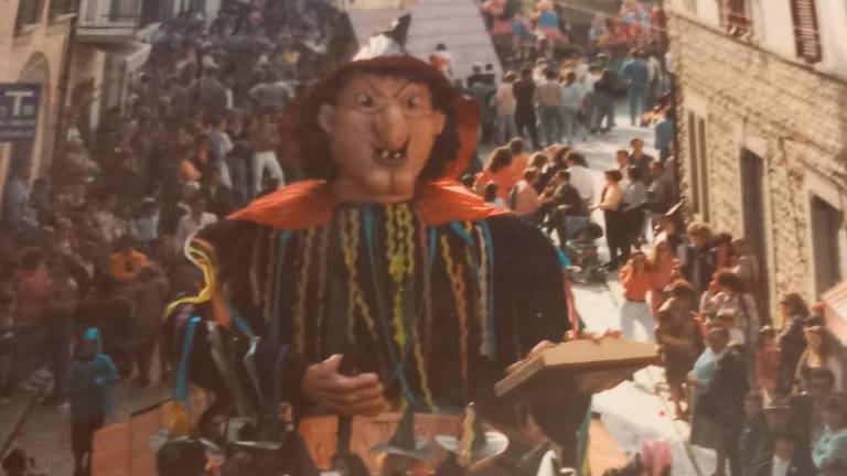 Uno dei carri allegorici del Carnevale degli anni ‘80 a San Piero