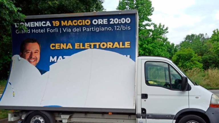 Vandalizzati i manifesti di Salvini a Forlì. Morrone: “È il livello di civiltà politica di molte località romagnole”