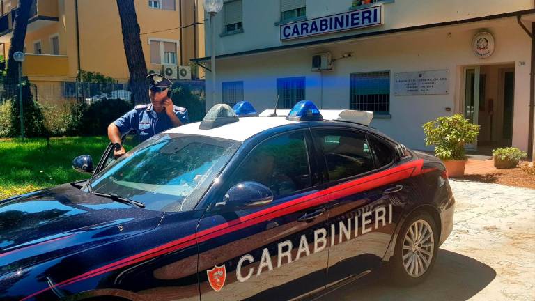 Milano Marittima, aggredisce e ruba il Rolex a una ragazza fuori dalla discoteca: 18enne arrestato