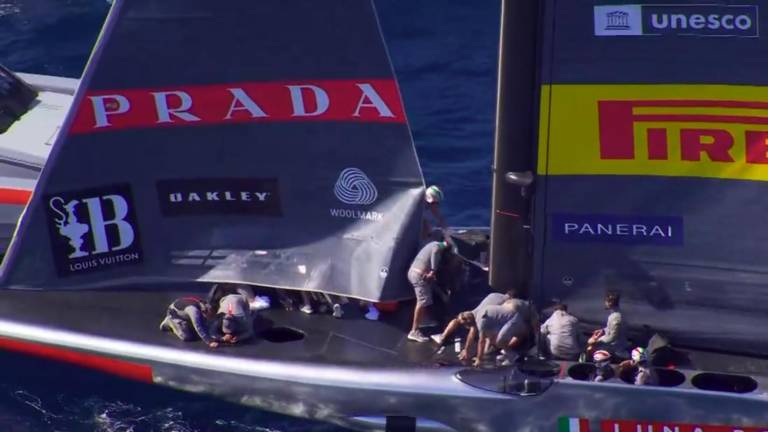 Luna Rossa si ferma dopo la prima boa per un guasto. Ineos si porta sul 4-3. Anche Max Sirena a bordo al lavoro