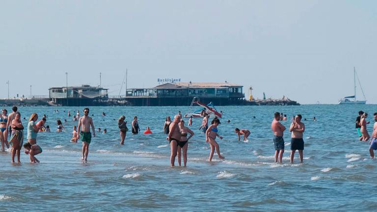 Fa il bagno nudo in mare: arrivano i carabinieri e li aggredisce. Arrestato 45enne