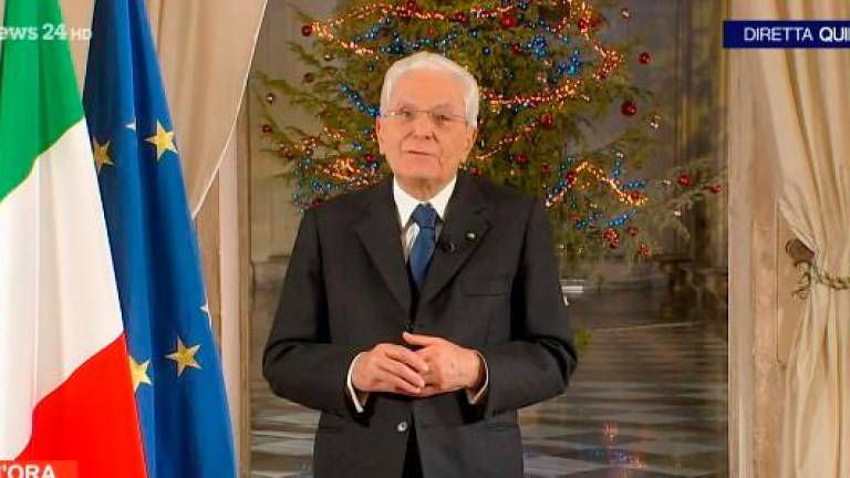 Mattarella: “I ragazzi che spalavano il fango cantando Romagna mia sono un esempio per l’Italia” VIDEO