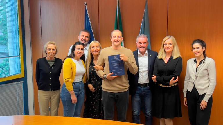 Rimini, Mattia studente lavoratore si laurea a 22 anni e Federcoop lo premia: “Smentisce tutti gli stereotipi sui giovani”