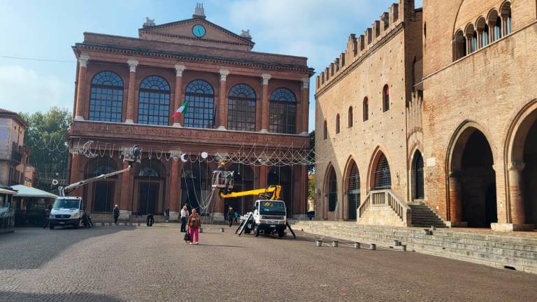 Si sta ancora a maniche corte ma il montaggio delle luminarie in piazza Cavour è già iniziato