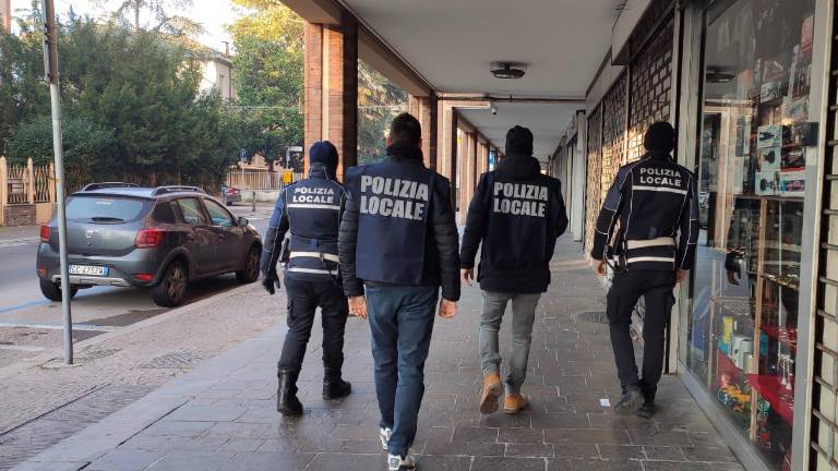 La polizia locale durante un controllo in zona stazione