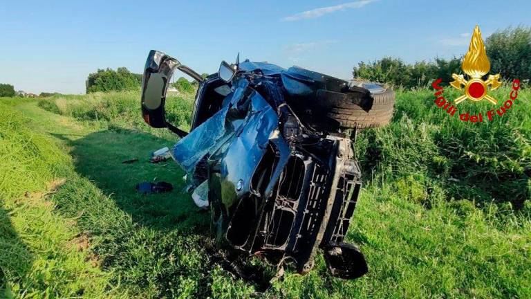 Una delle auto distrutte nell’incidente di sabato sera alle 19 a Medicina