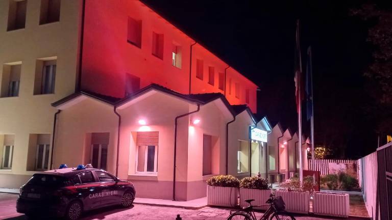 La caserma dei carabinieri illuminata di rosa