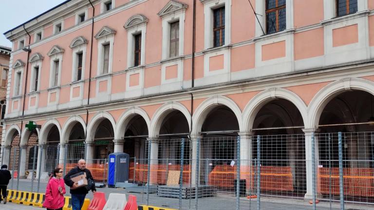 Palazzo Oir transennato per il lavori per la nuova pinacoteca