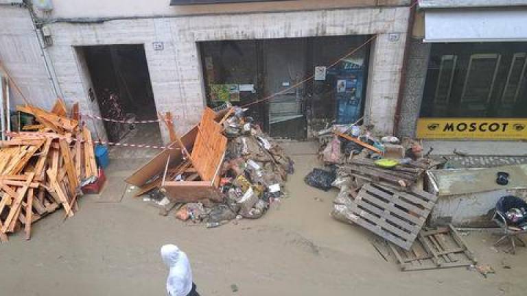 Faenza, alluvione: acqua dentro una voragine e poi risucchiata dai canali sotterranei