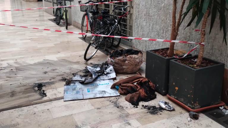 Cesena, bruciate coperte e cappotto dei senzatetto in galleria Oir