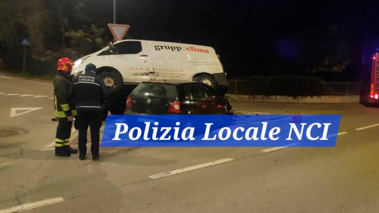 Imola, pauroso incidente a Toscanella: un furgone finisce sopra un’auto, miracolati i due conducenti VIDEO