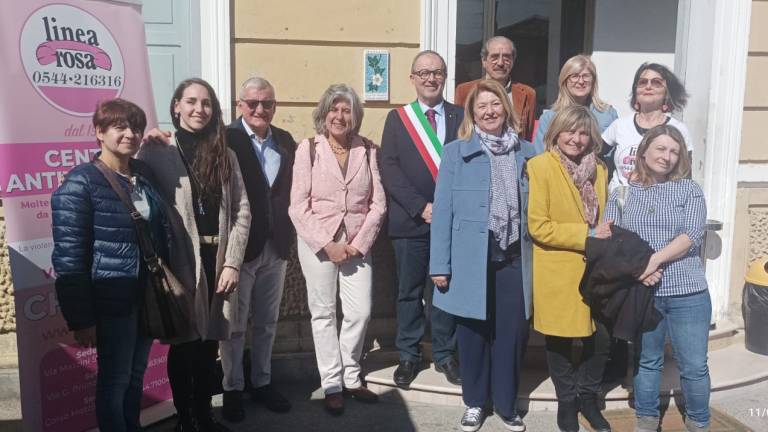 Ravenna città amica delle donne: inaugurata una mattonella in mosaico a Castiglione