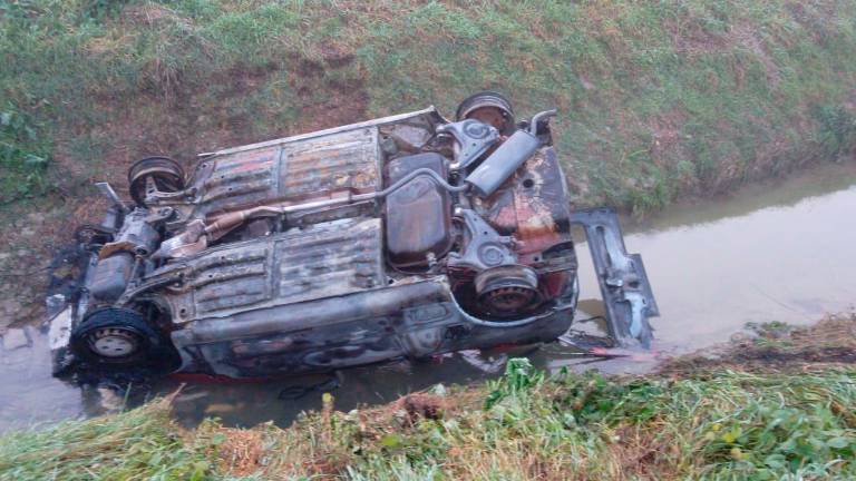 La carcassa della vettura nel fossato (fotoservizio Massimo Fiorentini)