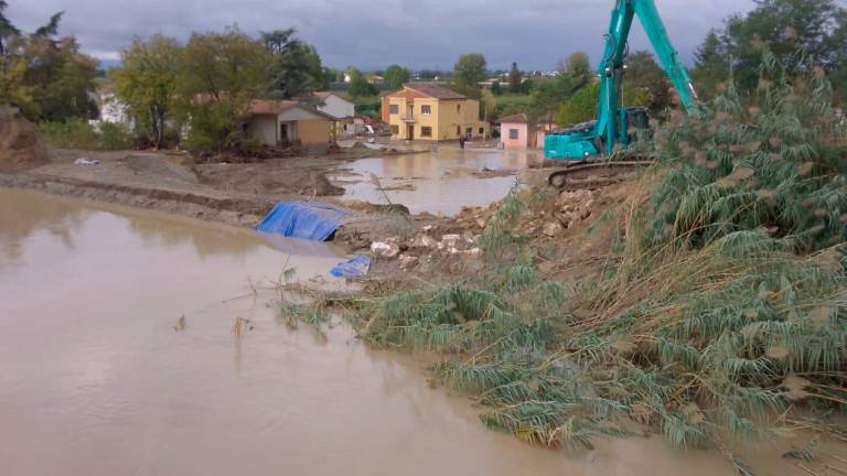 Ecco l’infiltrazione dell’argine. Traversara è di nuovo sott’acqua, la rabbia degli abitanti: “Una vergogna” VIDEO