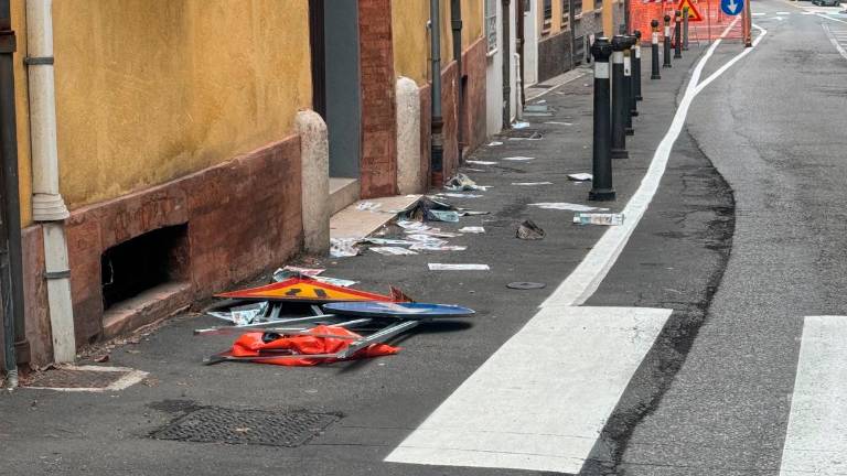 Raid vandalico in centro a Cesena nel cuore della notte: caccia a 3 teppisti FOTOGALLERY